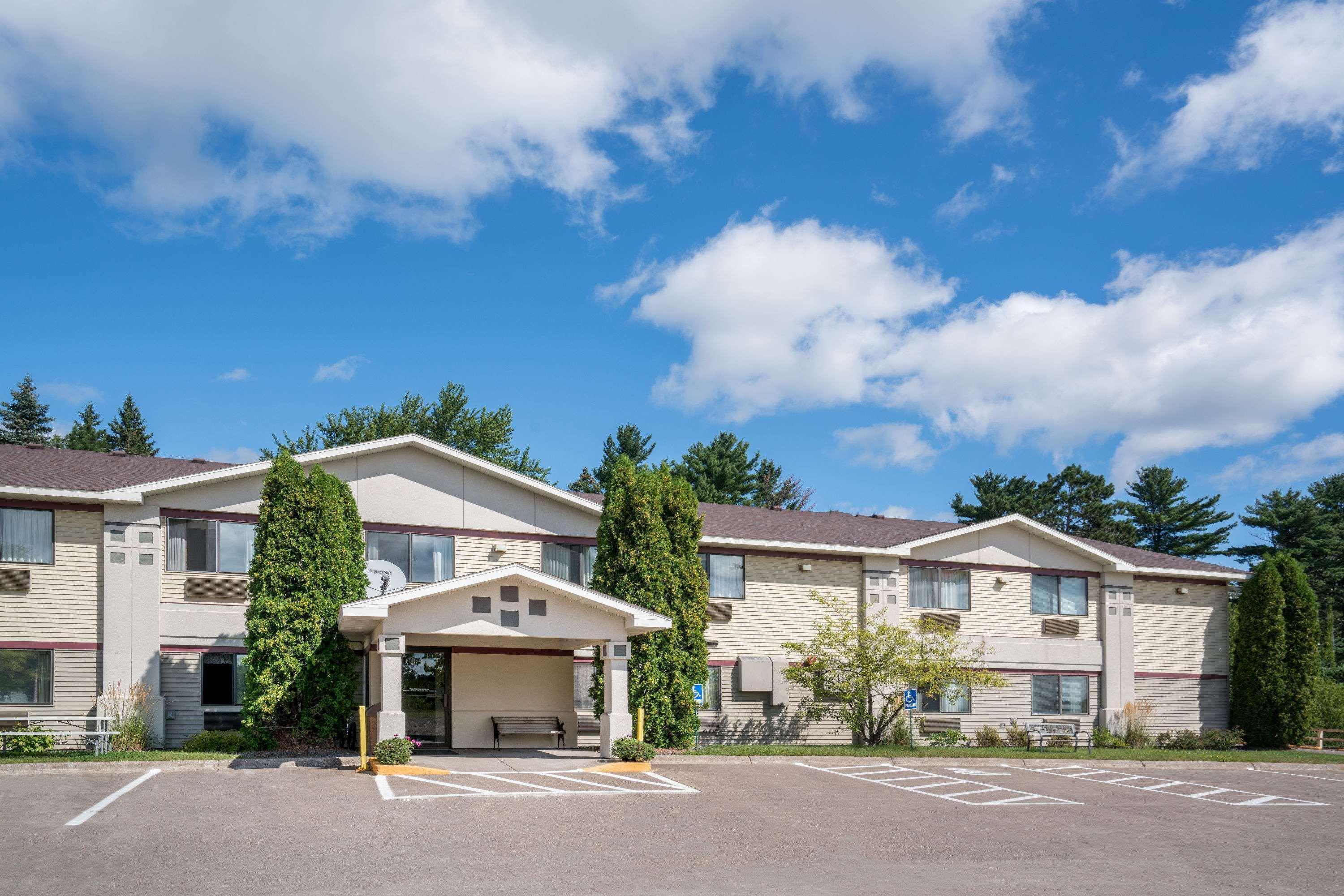Super 8 By Wyndham Cloquet Hotel Eksteriør billede
