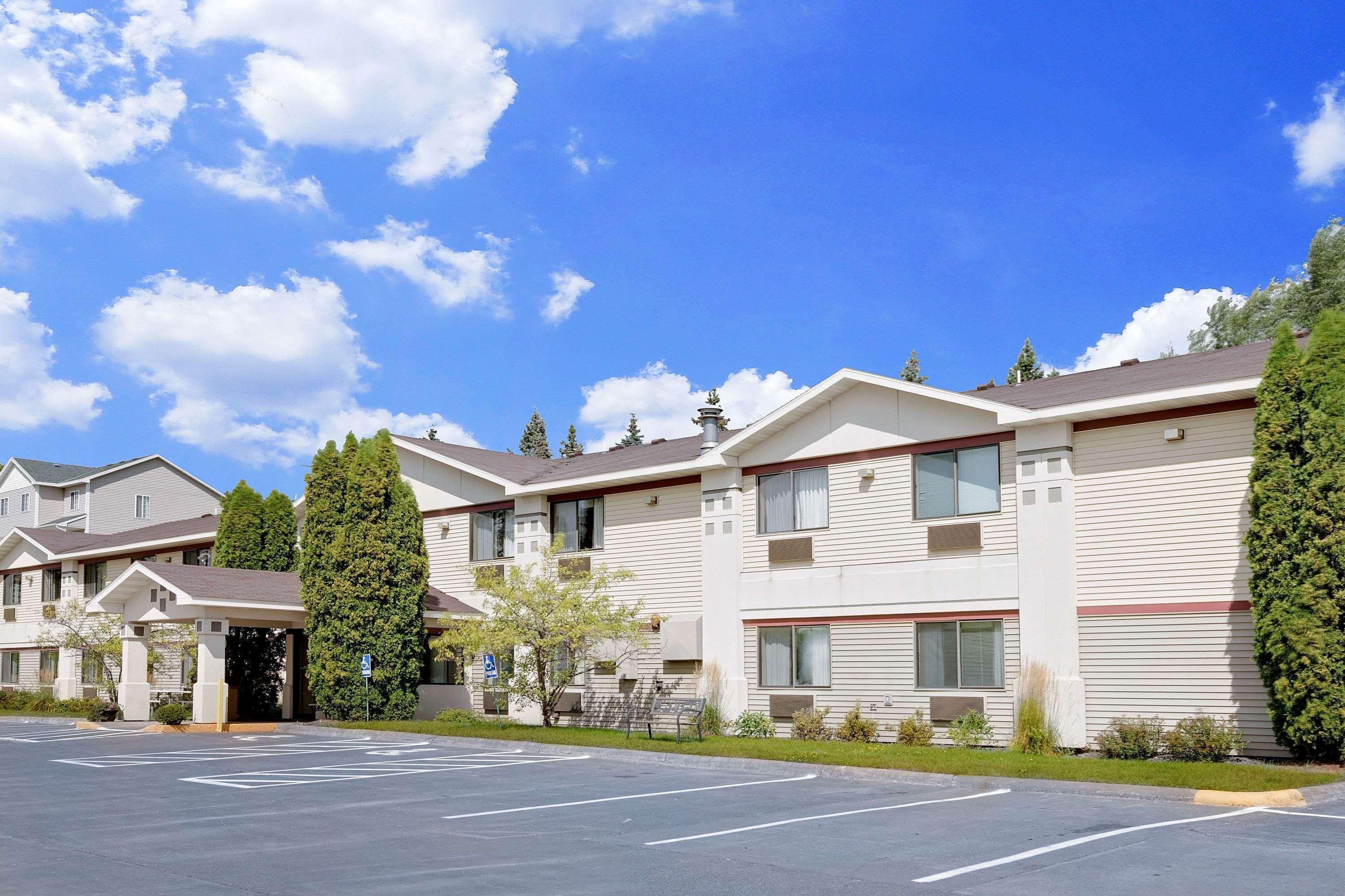 Super 8 By Wyndham Cloquet Hotel Eksteriør billede